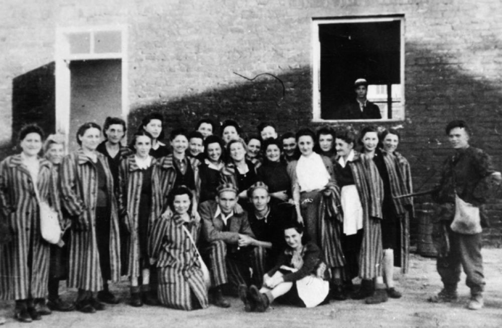 Jewish_prisones_of_KZGesiowka_liberated_by_Polish_Soldiers_of_Home_Army_Warsaw1944.jpg